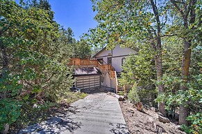 1 Mi to Bear Mountain: Cozy Cabin w/ Views!
