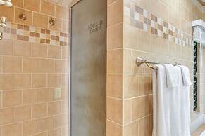 Hilo Home w/ Private Deck + Stunning Ocean Views!