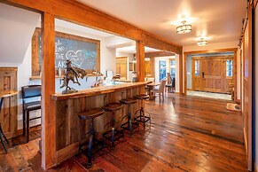 2 Mi to Beach: Expansive Tahoe Escape w/ Hot Tub!