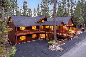 Expansive Tahoe Escape w/ Hot Tub: Ski + Hike