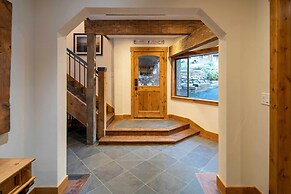 2 Mi to Beach: Expansive Tahoe Escape w/ Hot Tub!