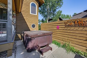 Duplex in Quiet Family Neighborhood 1 Mi to Skiing