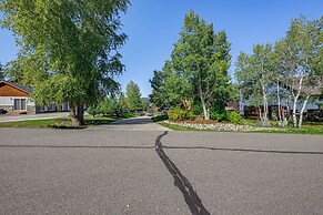 Duplex in Quiet Family Neighborhood 1 Mi to Skiing