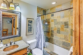 Duplex in Quiet Family Neighborhood 1 Mi to Skiing