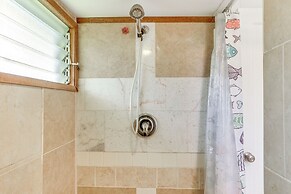 Charming Historic Hilo House Minutes to Beach!