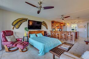 Kona Pacific Top Floor Retreat: Ocean View & Pool!