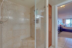 Kona Pacific Top Floor Retreat: Ocean View & Pool!