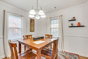 Cozy Atlanta Abode Near Theme Parks, Golf & Shops