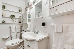 Cozy Atlanta Abode Near Theme Parks, Golf & Shops