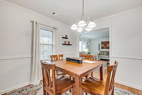 Cozy Atlanta Abode Near Theme Parks, Golf & Shops