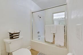 Quiet Palm Desert Condo: Workspace & Pool Access!