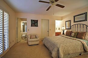 Quiet Palm Desert Condo: Workspace & Pool Access!