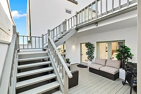 Beachfront Malibu House w/ Sauna & Ocean-view Deck