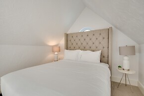 Beachfront Malibu House w/ Sauna & Ocean-view Deck