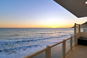 Beachfront Malibu House w/ Sauna & Ocean-view Deck