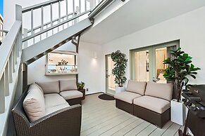 Beachfront Malibu House w/ Sauna & Ocean-view Deck