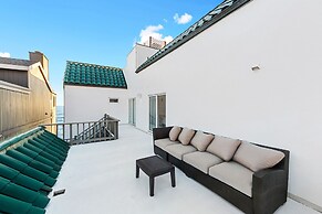 Beachfront Malibu House w/ Sauna & Ocean-view Deck