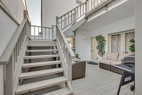 Beachfront Malibu House w/ Sauna & Ocean-view Deck