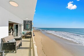 Beachfront Malibu House w/ Sauna & Ocean-view Deck