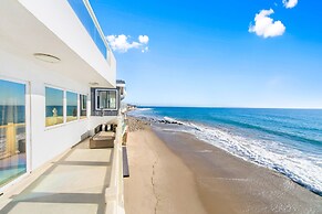Beachfront Malibu House w/ Sauna & Ocean-view Deck