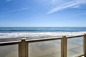 Beachfront Malibu House w/ Sauna & Ocean-view Deck