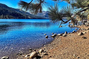 Close to Donner Lake Beaches: Truckee Getaway