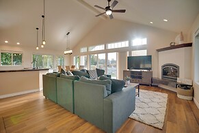 Family Home on Lake Chelan With Mtn + Lake View!