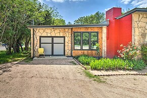 Retro Updated Blanco Abode - Steps to Main Street!