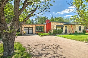 Retro Updated Blanco Abode - Steps to Main Street!