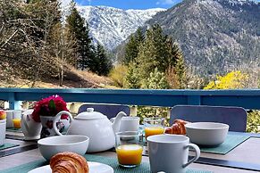 Tamarack Haus' Hot Tub & EV Charging: Walk Dtwn!