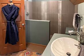 Tamarack Haus' Hot Tub & EV Charging: Walk Dtwn!