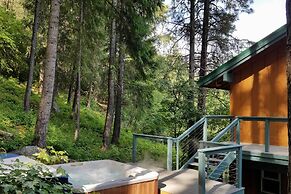 Tamarack Haus' Hot Tub & EV Charging: Walk Dtwn!