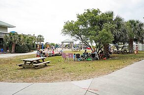 Coastal Condo With Pool Access - Walk To Beach!