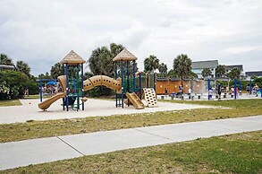 Coastal Condo With Pool Access - Walk To Beach!