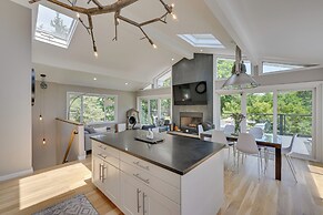 Alluring Hampton Bays Hideaway < 2 Mi to Beach!