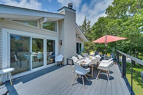 Alluring Hampton Bays Hideaway < 2 Mi to Beach!