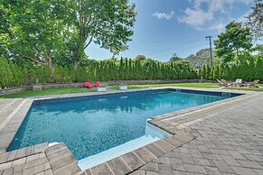 Alluring Hampton Bays Hideaway < 2 Mi to Beach!