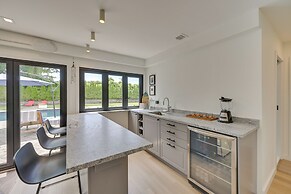 Alluring Hampton Bays Hideaway < 2 Mi to Beach!