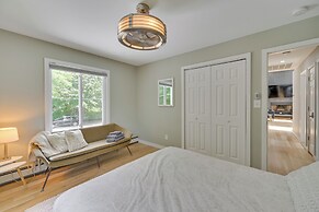 Alluring Hampton Bays Hideaway < 2 Mi to Beach!