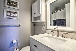 Townhome w/ Outdoor Shower < 1 Mile to Downtown