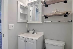 Townhome w/ Outdoor Shower < 1 Mile to Downtown