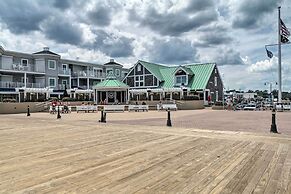 Townhome w/ Outdoor Shower < 1 Mile to Downtown