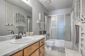 Cute & Cozy Gulf Shores Bungalow: 1/2 Mi to Beach!