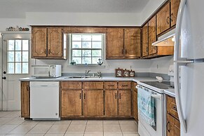 Cute & Cozy Gulf Shores Bungalow: 1/2 Mi to Beach!