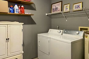 Cute & Cozy Gulf Shores Bungalow: 1/2 Mi to Beach!