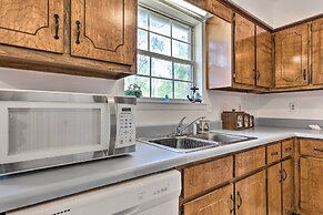 Cute & Cozy Gulf Shores Bungalow: 1/2 Mi to Beach!