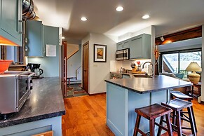 Stowe Vacation Rental w/ Deck & Mountain Views!