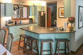 Stowe Vacation Rental w/ Deck & Mountain Views!