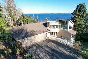 Unique Port Ludlow Home w/ 3 Decks & Hot Tub!