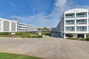 Pool & Ocean Views: Beachfront Condo in Galveston
